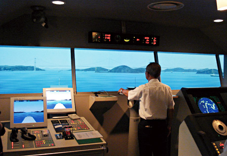 備讃瀬戸海域を想定した操船シミュレーションの様子